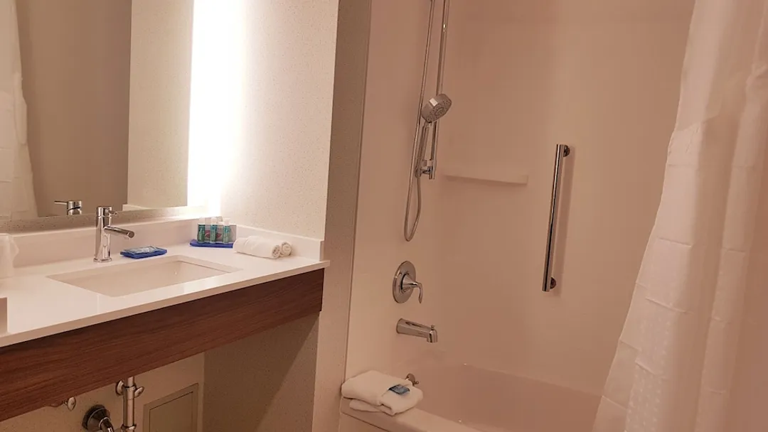 Holiday Inn Express & Suites Surrey by IHG-Standard Room, 1 King Bed, Accessible-2