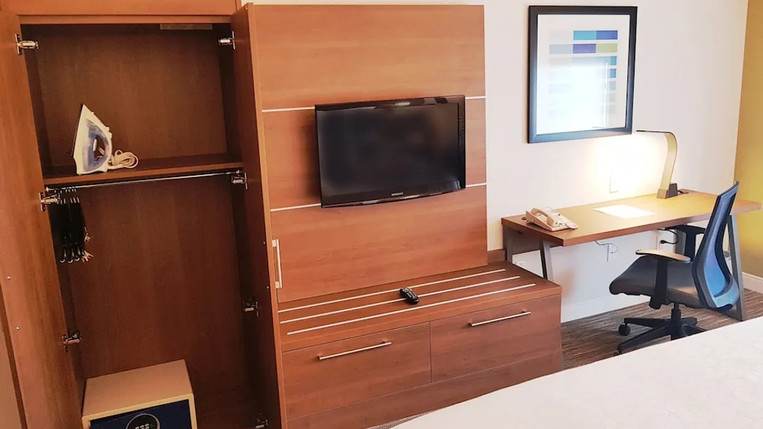 Holiday Inn Express & Suites Surrey by IHG-Standard Room, 1 King Bed, Accessible-4