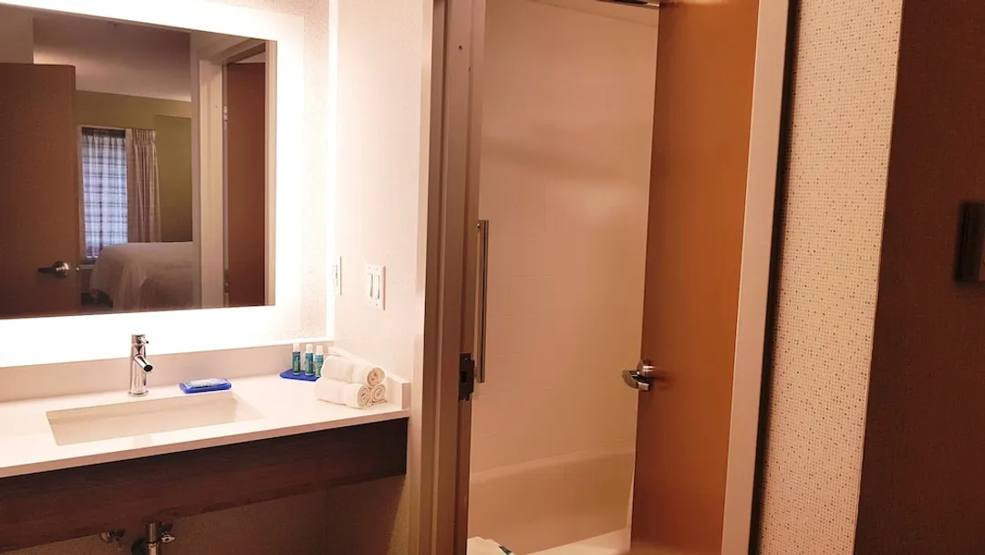 Holiday Inn Express & Suites Surrey by IHG-Suite, 1 Bedroom-10