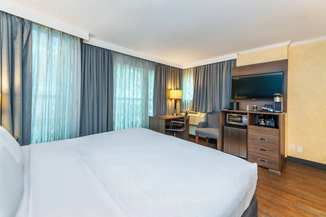 溫哥華市中心 Grand Park 套房飯店, Ascend Hotel Collection-客房, 1 張加大雙人床, 非吸煙房-1
