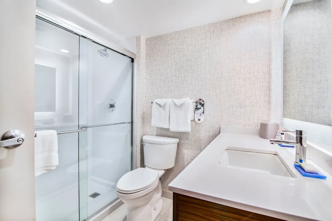 ホリデー イン エクスプレス & スイーツ ラングリー by IHG-スタンダード ルーム クイーンベッド 1 台 バリアフリー (Mobility, Roll-In Shower)-2
