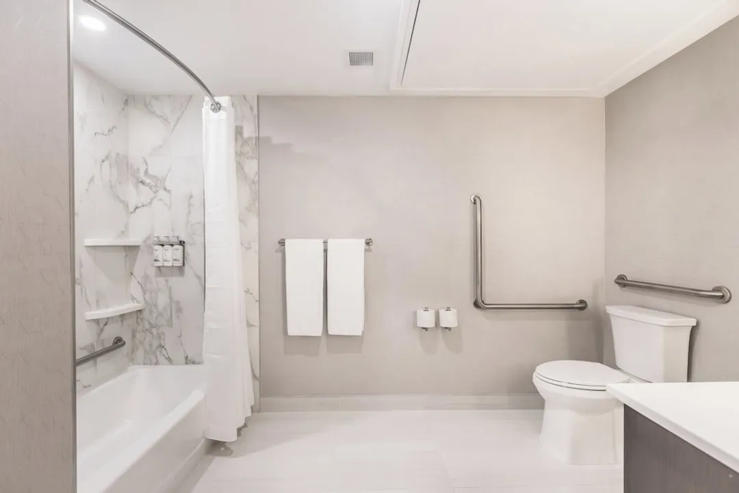 홀리데이 인 익스프레스 앤드 스위트 토론토 에어포트 사우스 바이 IHG-스탠다드룸, 퀸사이즈침대 2개, 장애인 지원 욕조 (Mobility, Accessible Tub)-7