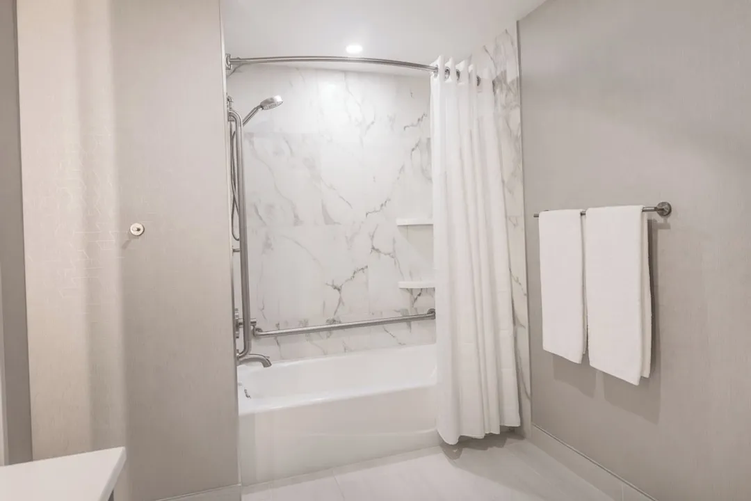 홀리데이 인 익스프레스 앤드 스위트 토론토 에어포트 사우스 바이 IHG-스탠다드룸, 퀸사이즈침대 2개, 장애인 지원 욕조 (Mobility, Accessible Tub)-5