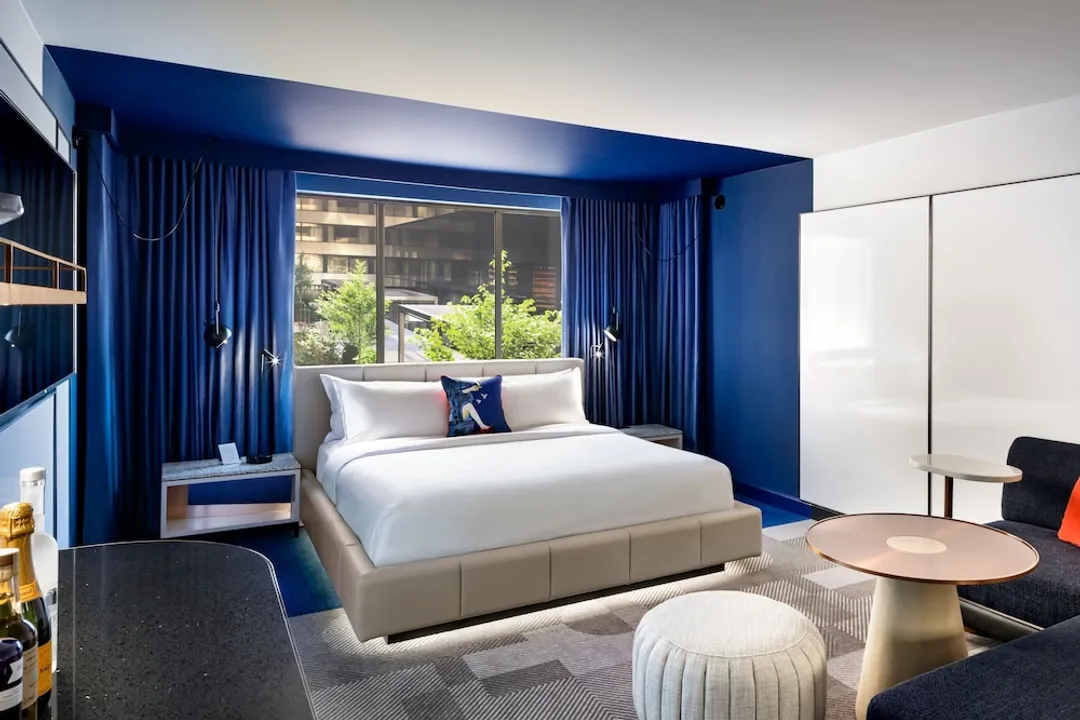 W Toronto-Standard Room, 1 King Bed, Courtyard View-1