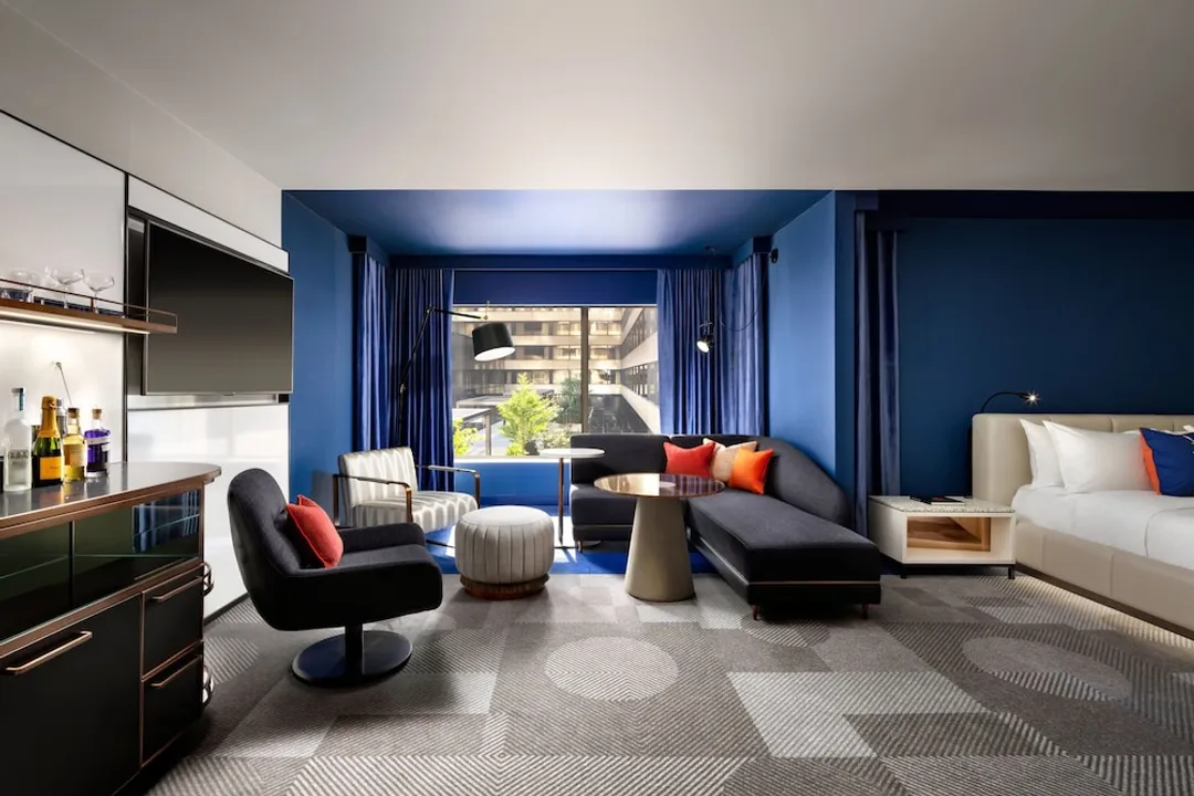 W Toronto-Studio Suite, 1 King Bed, Courtyard View-4