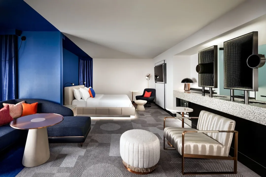 W Toronto-Studio Suite, 1 King Bed, Courtyard View-1
