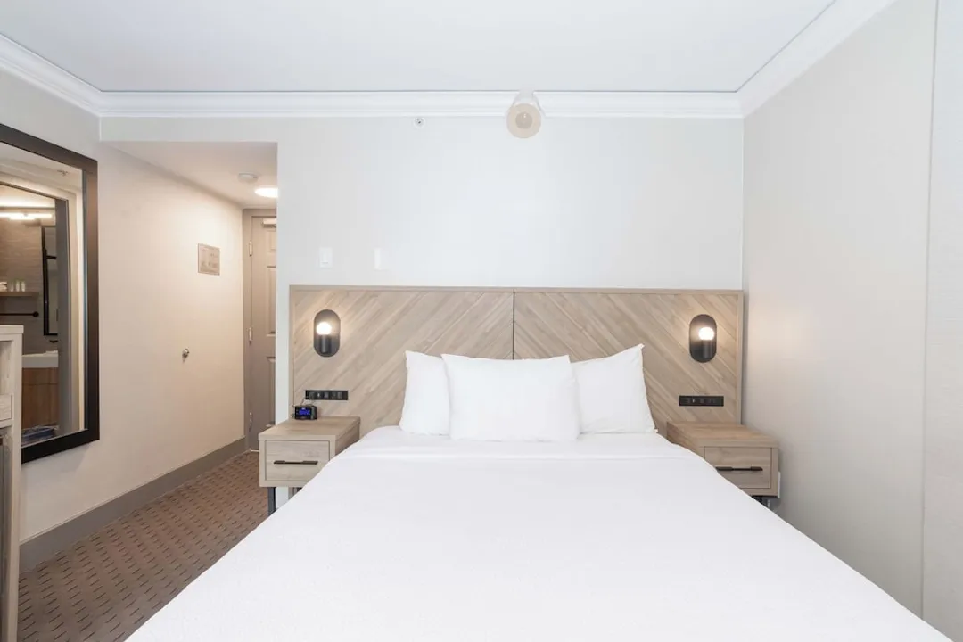 Sandman Signature Vancouver Downtown Hotel-Standard Room, 1 Queen Bed (South Tower)-2
