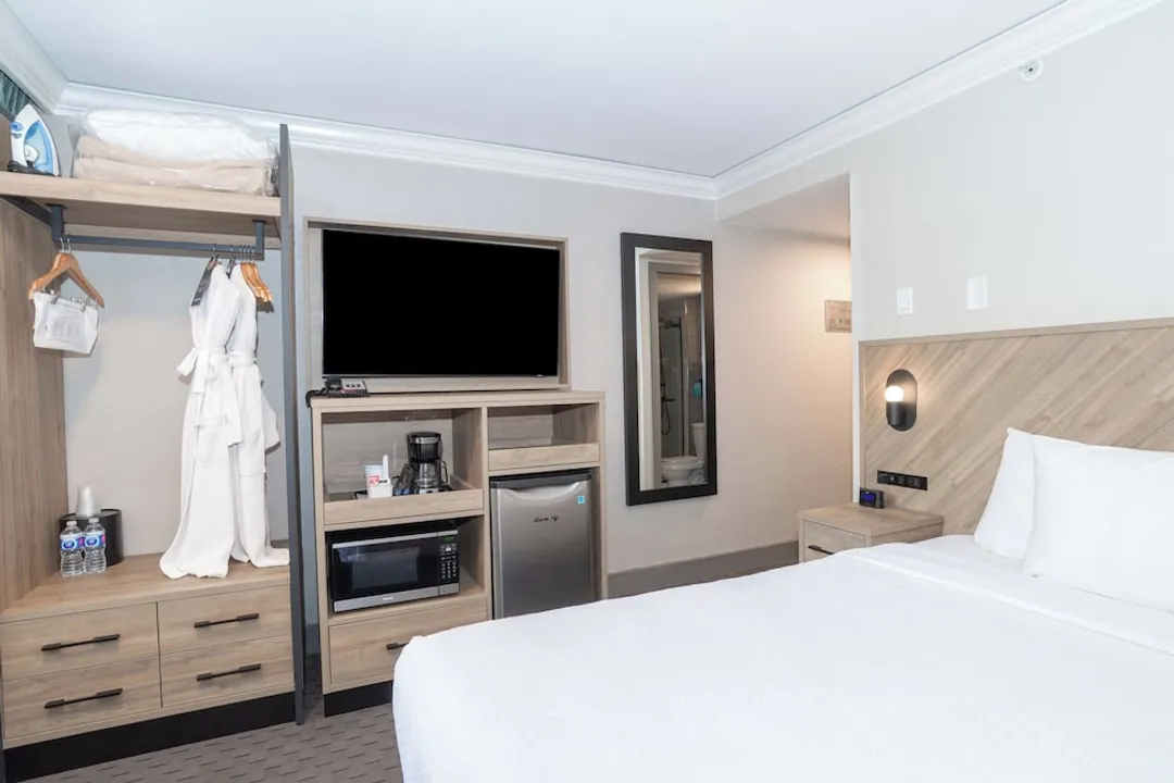 Sandman Signature Vancouver Downtown Hotel-Standard Room, 1 Queen Bed (South Tower)-1