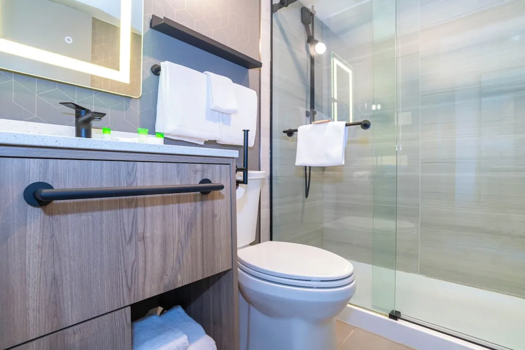 Sandman Signature Vancouver Downtown Hotel-Standard Room, 1 King Bed (North Tower)-3