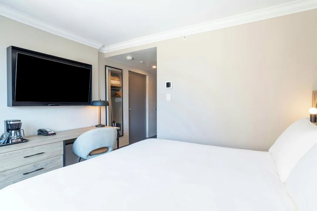 Sandman Signature Vancouver Downtown Hotel-Standard Room, 1 King Bed (North Tower)-4