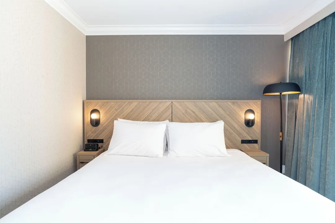 Sandman Signature Vancouver Downtown Hotel-Standard Room, 1 King Bed (North Tower)-2