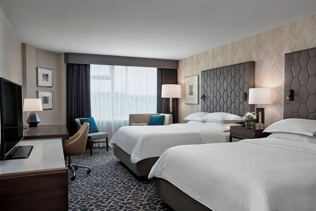 Sheraton Vancouver Guildford Hotel-Traditional Room, 2 Queen Beds-3