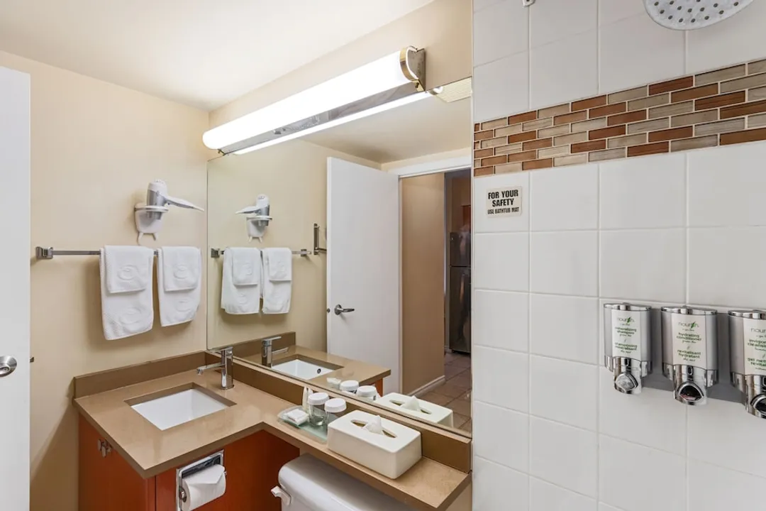 Executive Hotel Vancouver Airport-2 Bedrooms Suites-15
