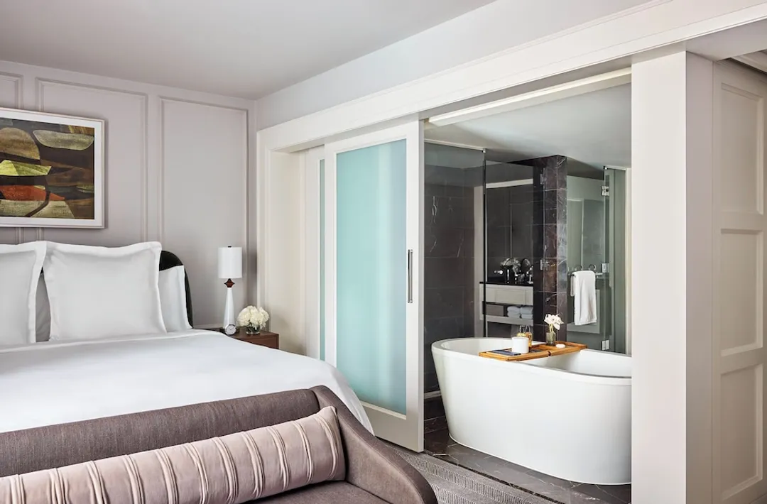 Rosewood Hotel Georgia-Superior King Courtyard View with Tub-5