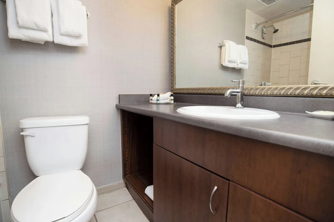 Sandman Suites Vancouver on Davie-Suite, Kitchen, City View (2 Single Beds, Sofa Bed, W/D, Balcony)-6