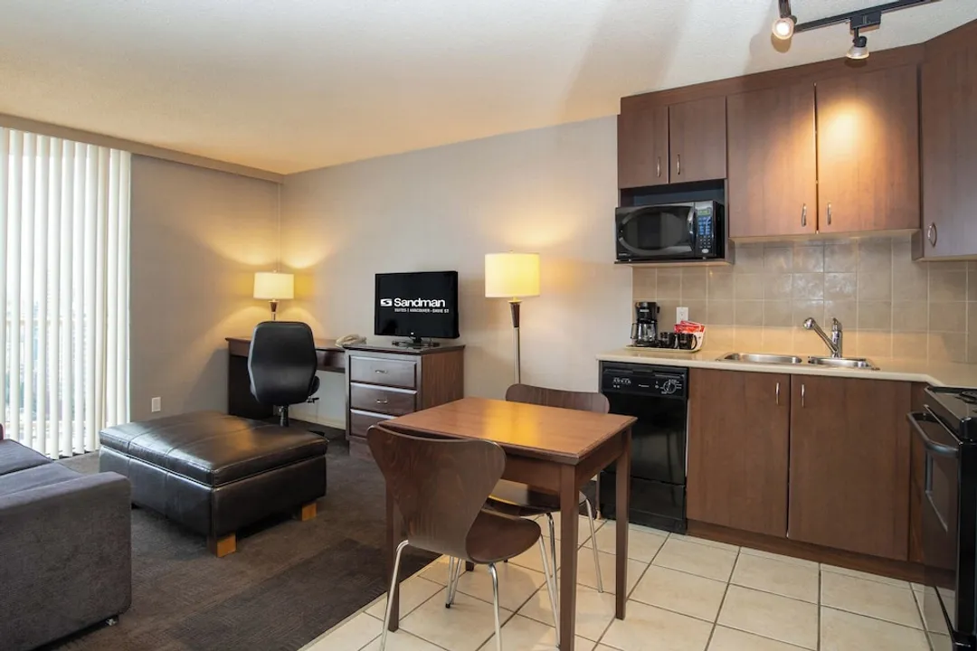 Sandman Suites Vancouver on Davie-Suite, Kitchen, City View (2 Single Beds, Sofa Bed, W/D, Balcony)-4