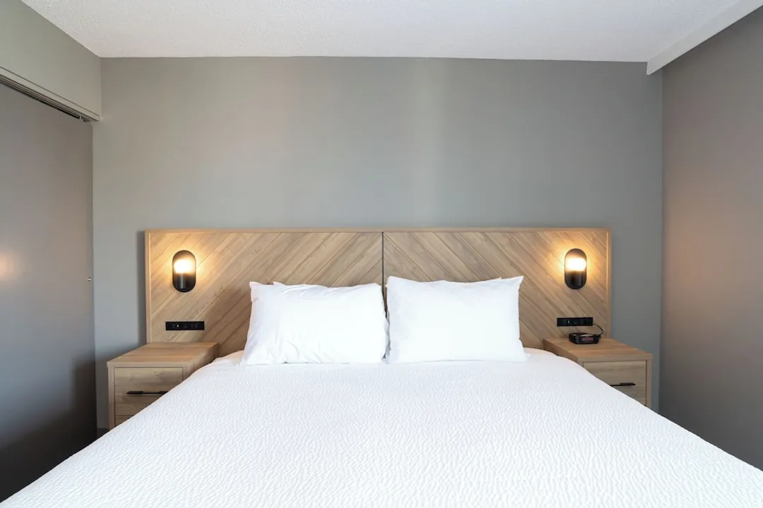 Sandman Suites Vancouver on Davie-Standard Suite, 1 Queen Bed with Sofa bed, Kitchen (W/D, Balcony)-3
