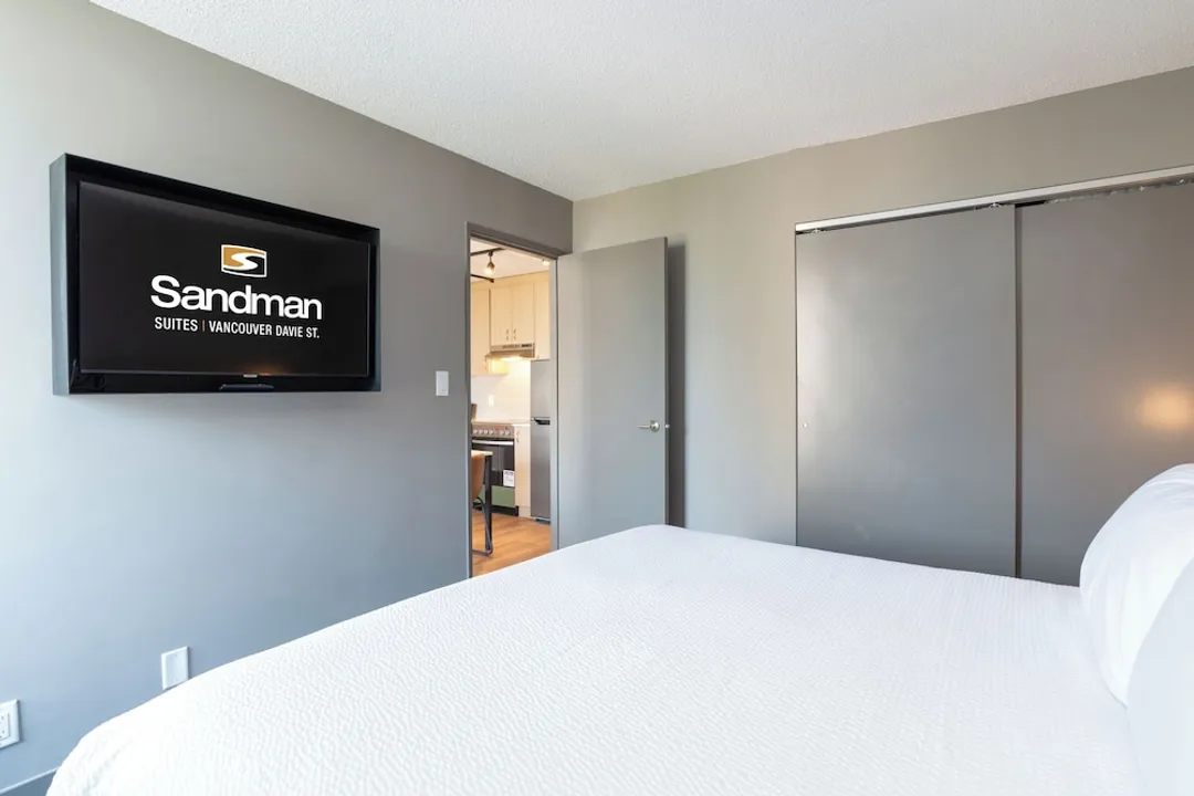 Sandman Suites Vancouver on Davie-Standard Suite, 1 Queen Bed with Sofa bed, Kitchen (W/D, Balcony)-2