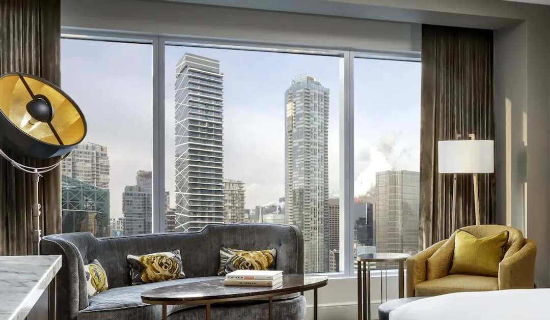 The Ritz-Carlton, Toronto-Club Room, 1 King Bed, Club Lounge Access, City View (Lounge Access for 2 Guests)-9