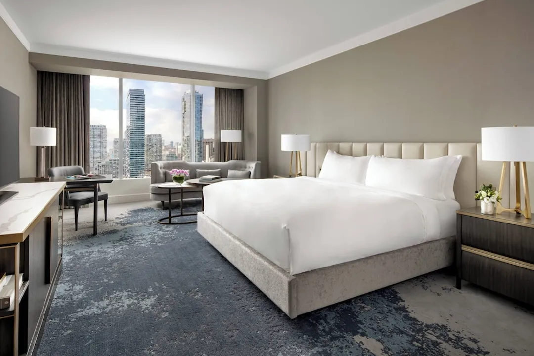 The Ritz-Carlton, Toronto-Club Room, 1 King Bed, Club Lounge Access, City View (Lounge Access for 2 Guests)-3