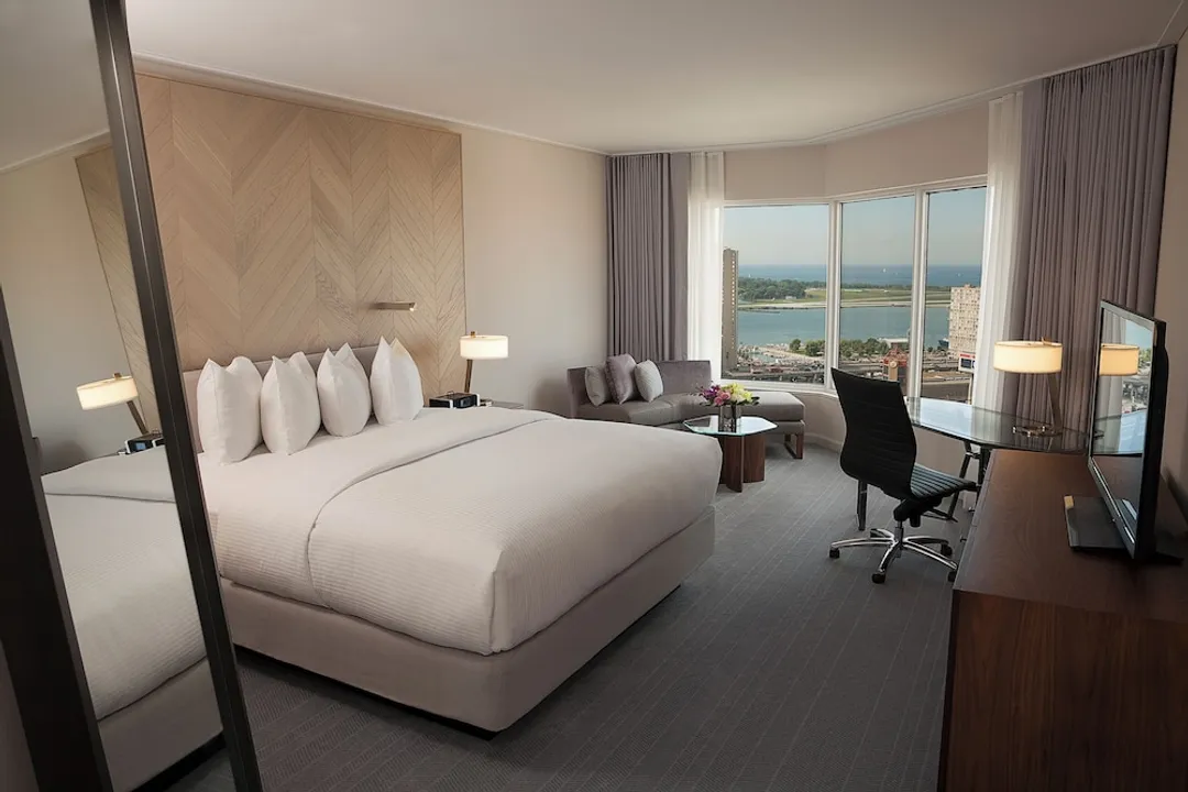 多倫多中心洲際飯店 - IHG 旗下飯店-尊榮客房, 1 張特大雙人床 (Lake Ontario View, High Floor)-1