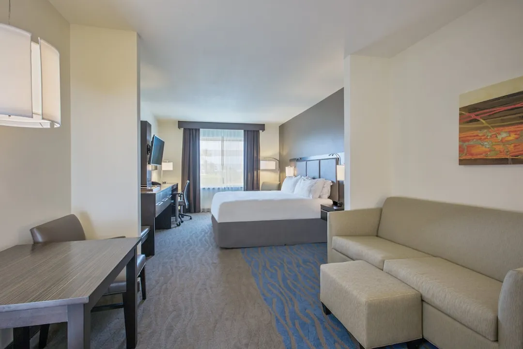Holiday Inn Express Hotel & Suites Kailua-Kona by IHG-Suite, 1 King Bed with Sofa bed-1