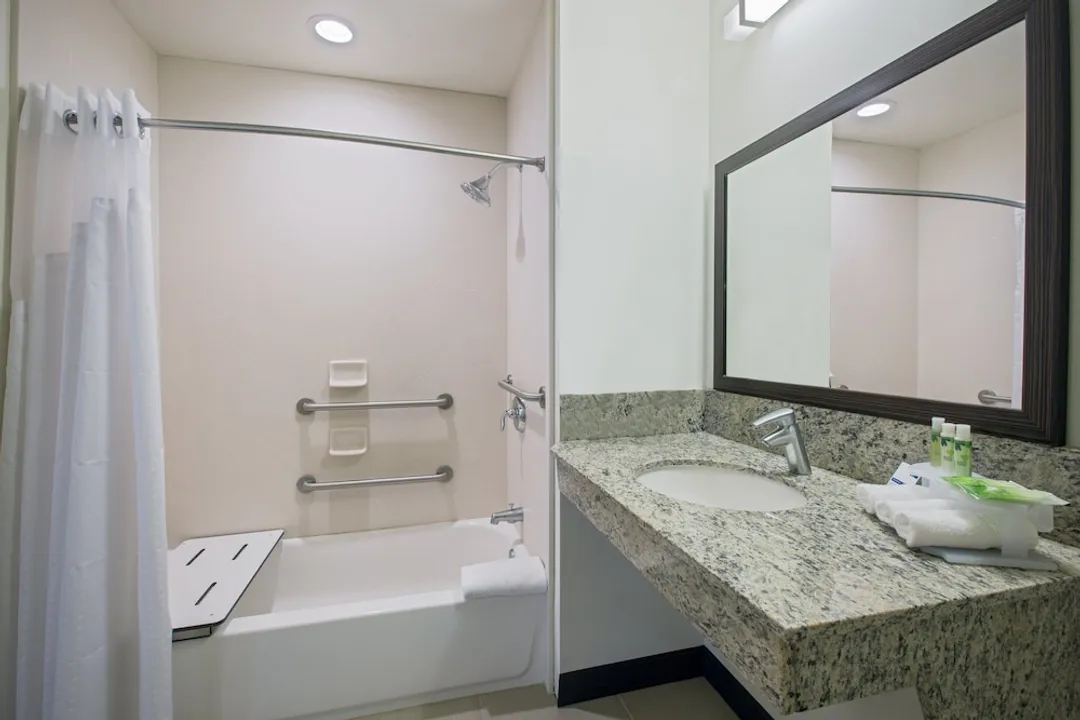 Holiday Inn Express Hotel & Suites Kailua-Kona by IHG-Suite, 2 Queen Beds, Accessible Bathtub-3