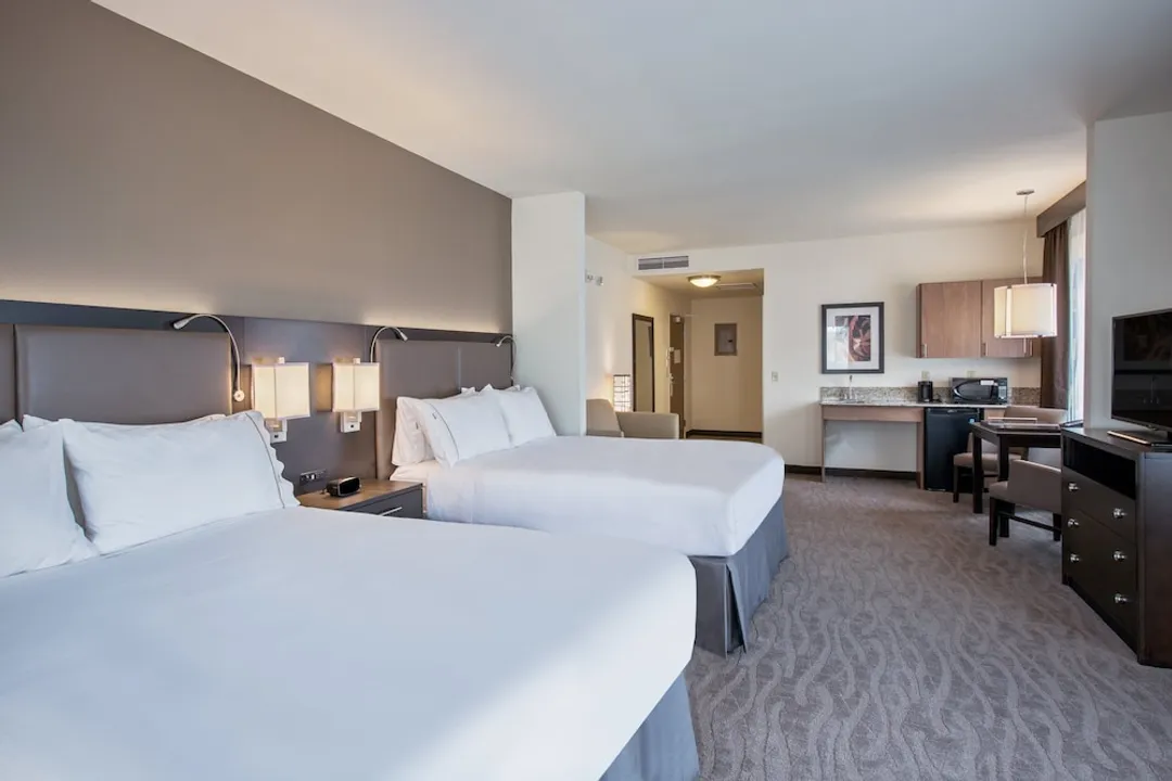 Holiday Inn Express Hotel & Suites Kailua-Kona by IHG-Suite, 2 Queen Beds, Accessible Bathtub-1