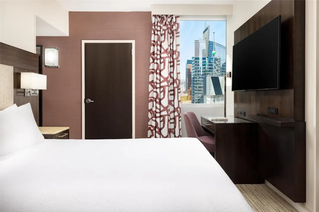 纽约 - 时代广场中心希尔顿花园酒店-客房, 1 张特大床, 无障碍 (Hearing, Times Square View)-1