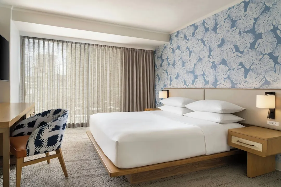 Sheraton Princess Kaiulani Waikiki Beach-Room, 1 King Bed, Pool View, Poolside (Renovated)-7