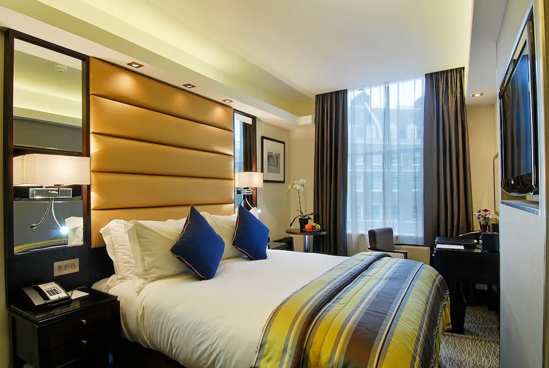 Park Grand Mayfair-Deluxe Double Room-3