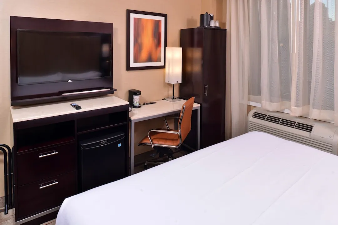 Holiday Inn New York City - Times Square by IHG-Standard Room, 1 King Bed-4