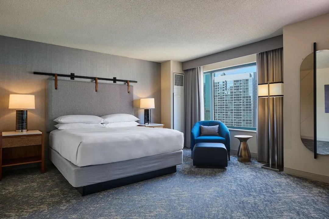 Sheraton Grand Chicago Riverwalk-Room, 1 King Bed-8