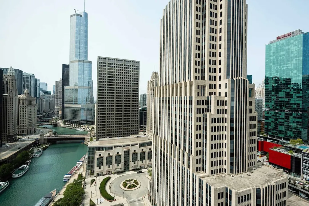 Sheraton Grand Chicago Riverwalk-Club Room, 1 King Bed-10