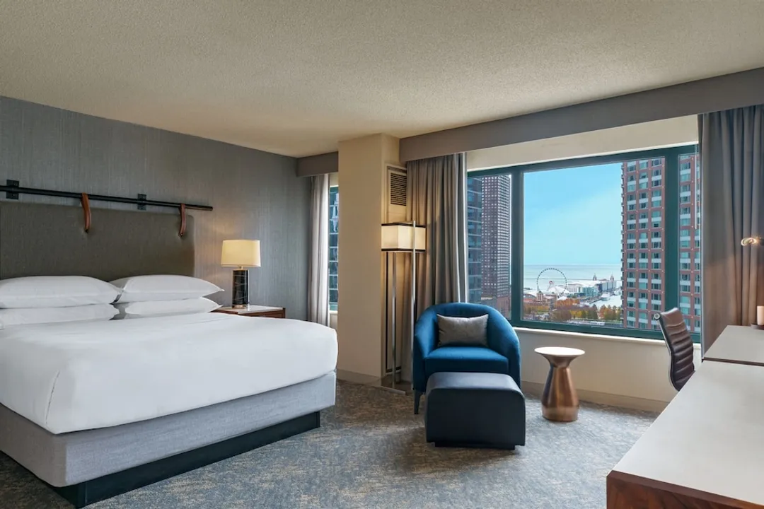 Sheraton Grand Chicago Riverwalk-Club Room, 1 King Bed-5