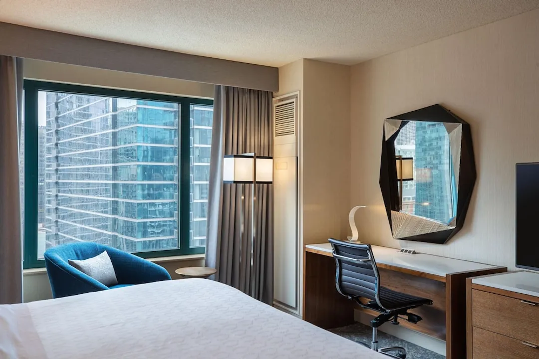 Sheraton Grand Chicago Riverwalk-Club Room, 1 King Bed-3