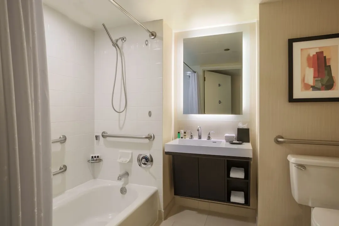 Sheraton Grand Chicago Riverwalk-Club Room, 2 Double Beds (Mobility/Hearing Accessible, Tub)-4
