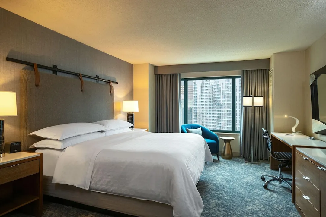 Sheraton Grand Chicago Riverwalk-Room, 1 King Bed (Mobility/Hearing Accessible, Tub)-1
