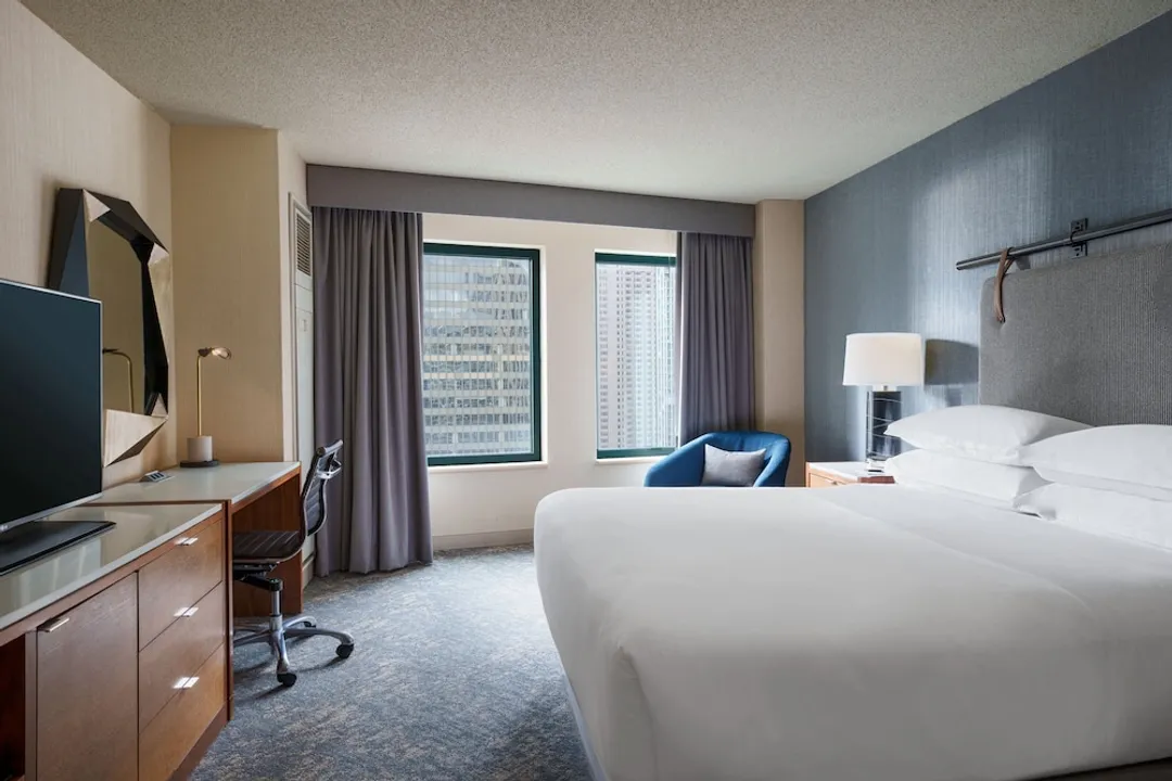 Sheraton Grand Chicago Riverwalk-Room, 1 King Bed (Mobility/Hearing Access, Roll-In Shwr)-3