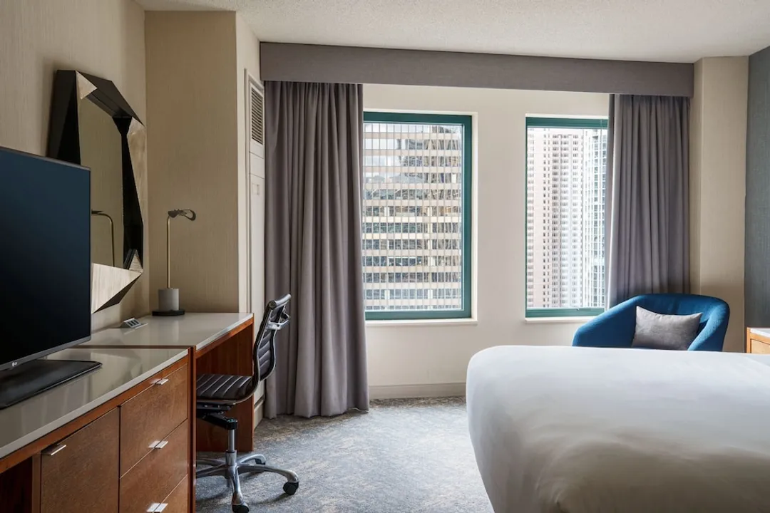 Sheraton Grand Chicago Riverwalk-Room, 1 King Bed (Mobility/Hearing Access, Roll-In Shwr)-4