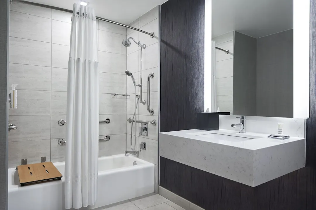 뉴욕 메리어트 마르퀴스-프리미어룸, 킹사이즈침대 1개 및 소파베드, 코너 (Mobility Accessible, Tub)-3