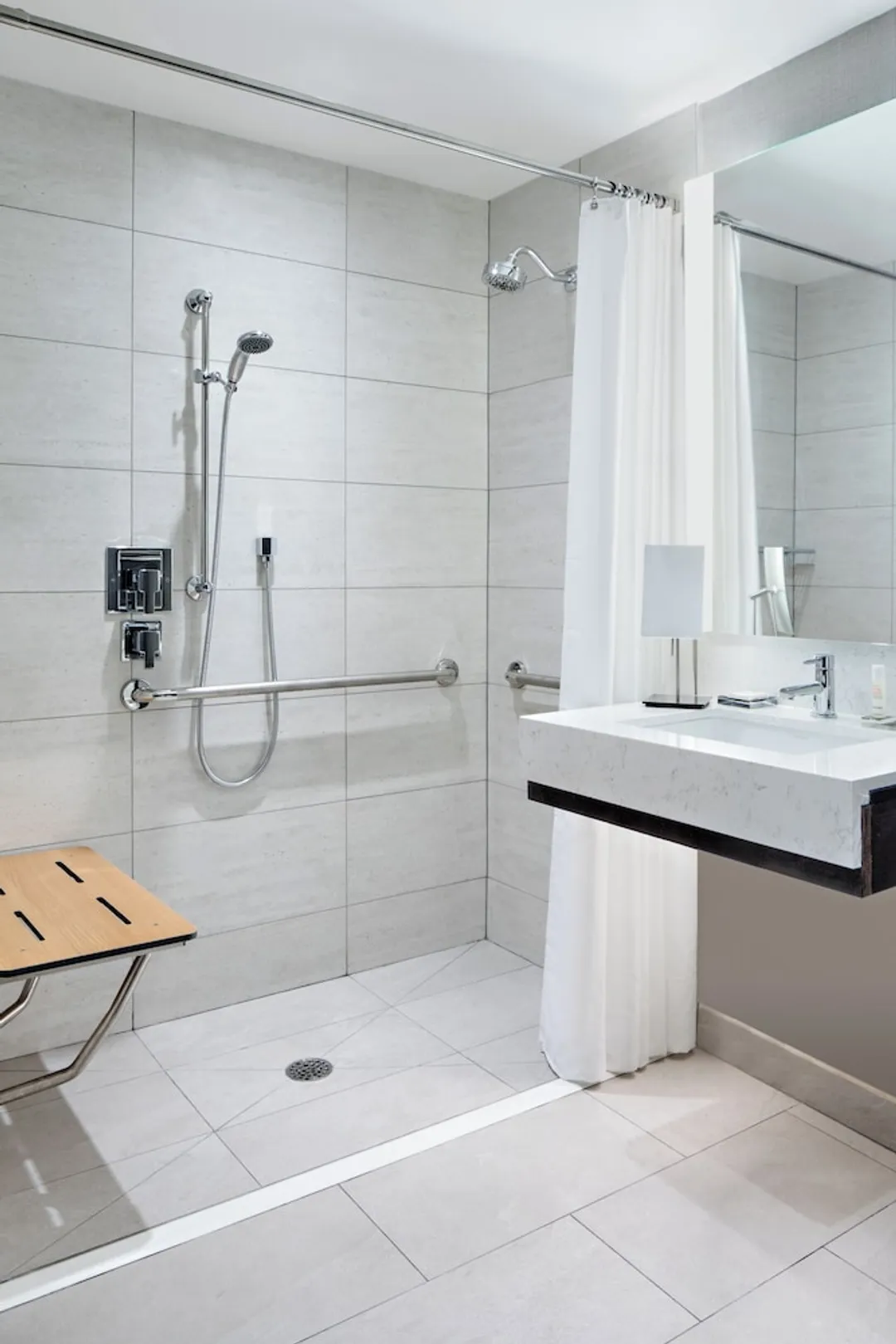 紐約馬奎斯萬豪飯店-豪華客房, 1 張特大雙人床 (Mobility Accessible, Roll-In Shower)-5