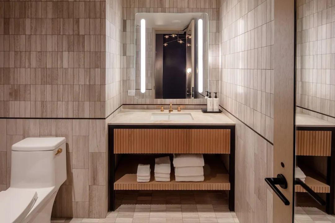 紐約時代廣場 Tempo by Hilton 飯店-套房, 1 張特大雙人床, 邊間 (Roll-In Shower)-5