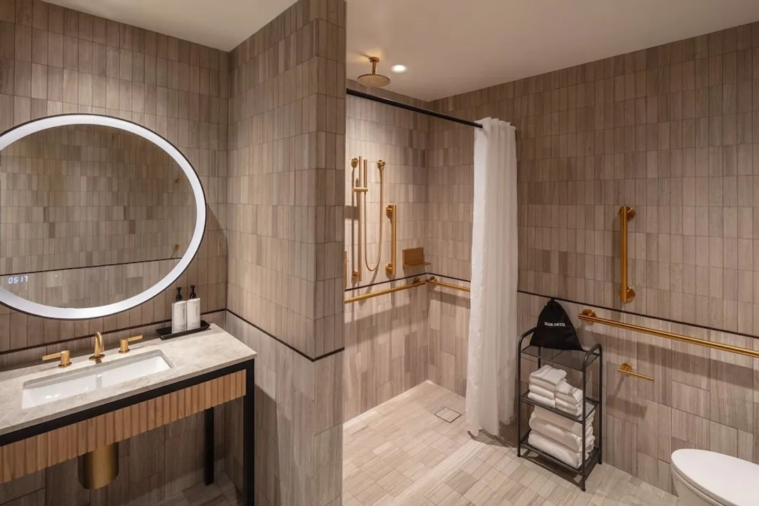 紐約時代廣場 Tempo by Hilton 飯店-套房, 1 張特大雙人床, 邊間 (Roll-In Shower)-8