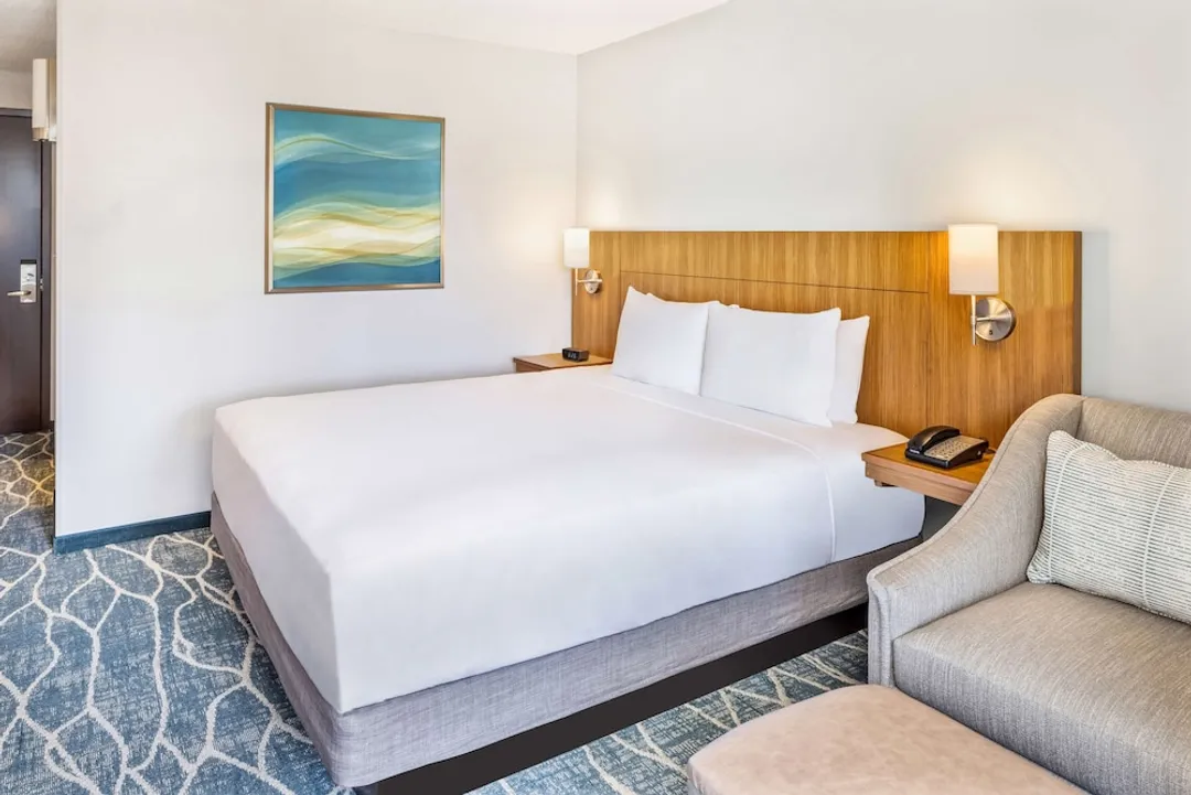 Hyatt Place Waikiki Beach-1 King Bed, Mountain View (Sofa Bed)-3