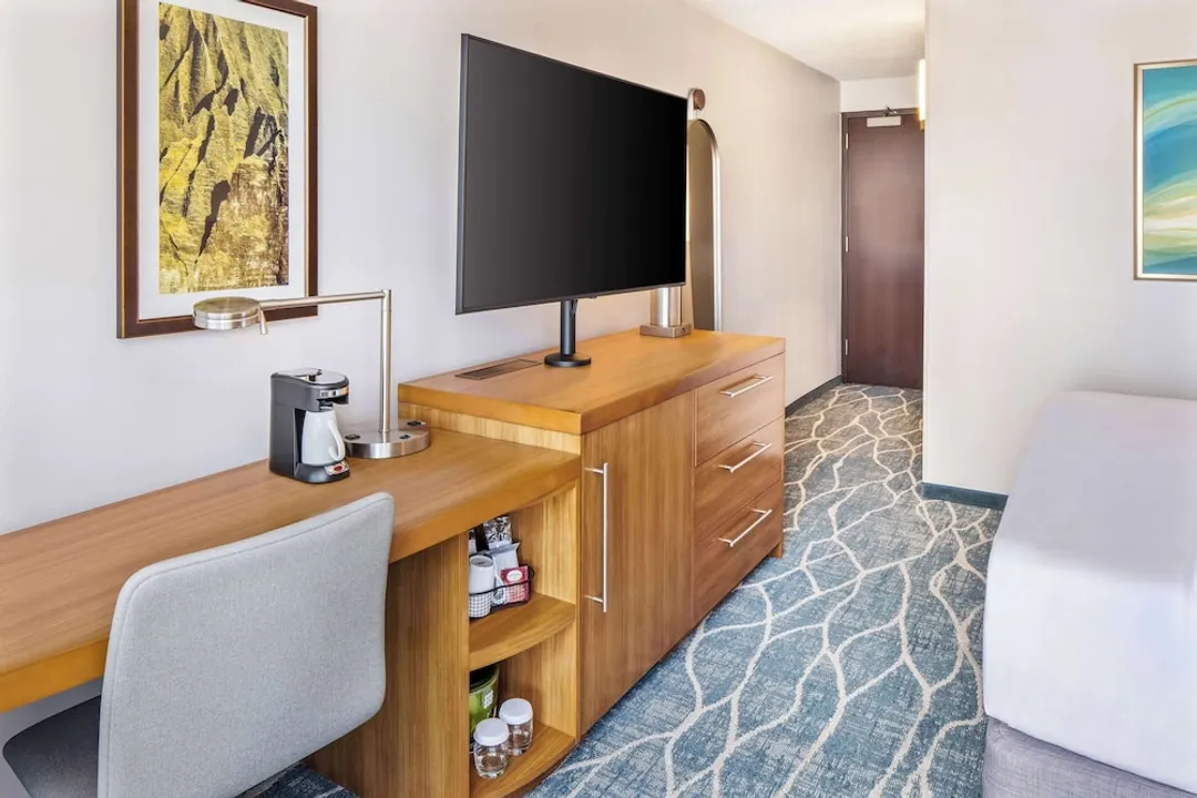 Hyatt Place Waikiki Beach-1 King Bed, Mountain View (Sofa Bed)-7