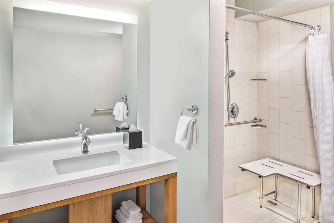 Hyatt Place Waikiki Beach-1 King City View Accessible Shower (Sofa Bed)-6