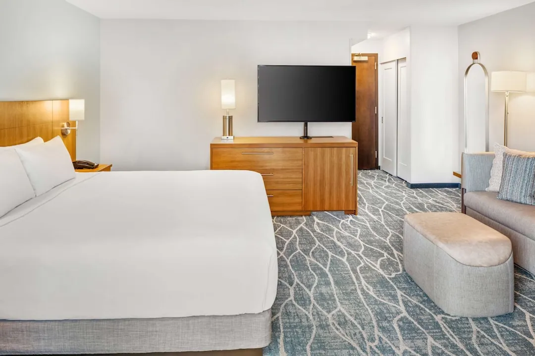 Hyatt Place Waikiki Beach-1 King City View Accessible Shower (Sofa Bed)-3