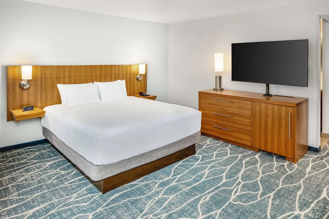 Hyatt Place Waikiki Beach-1 King City View Accessible Shower (Sofa Bed)-5