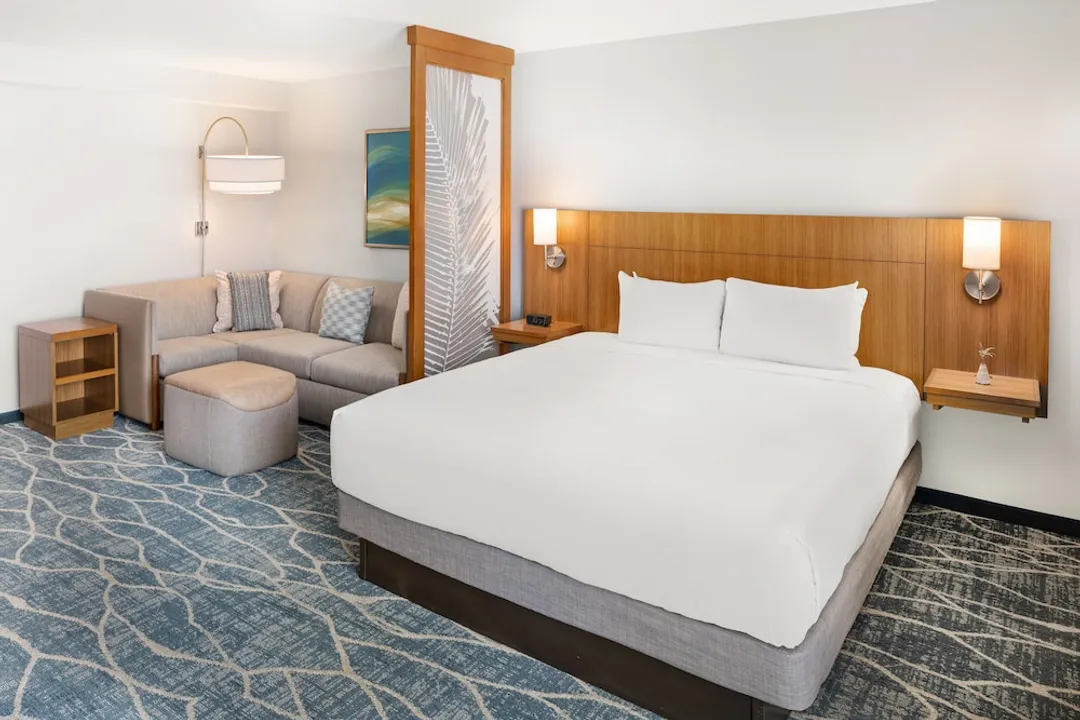 Hyatt Place Waikiki Beach-1 King Bed City View Premium (Sofa Bed)-3